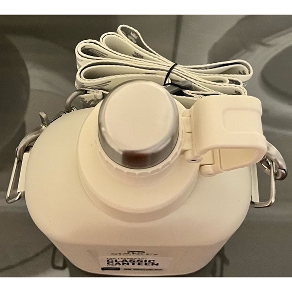 NWT Stanley 1.1 qt. Legendary Classic Canteen, Cream - Picture 3 of 4